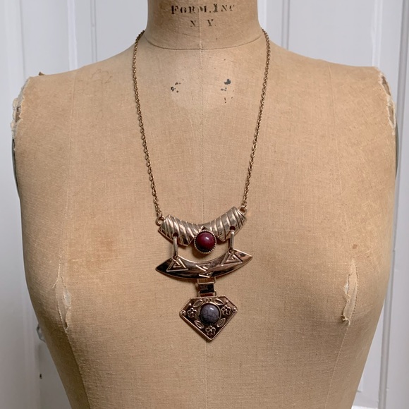 LONG GOLD TONE METAL STATEMENT NECKLACE WITH MOLDED PLASTIC JEWELS - Picture 2 of 6